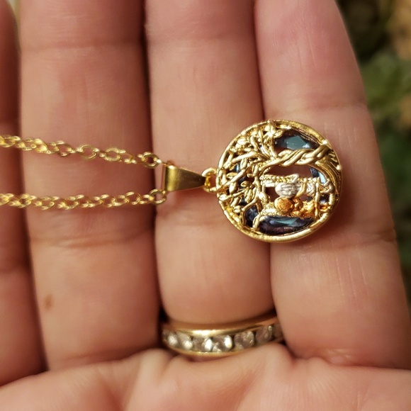 Friends Sisters Tree of Life Pendant Necklace - Picture 2 of 8